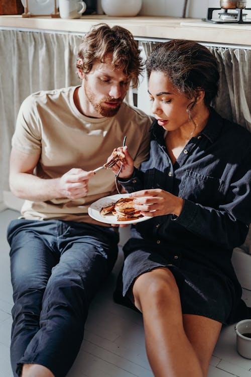 夫婦吃煎餅的照片