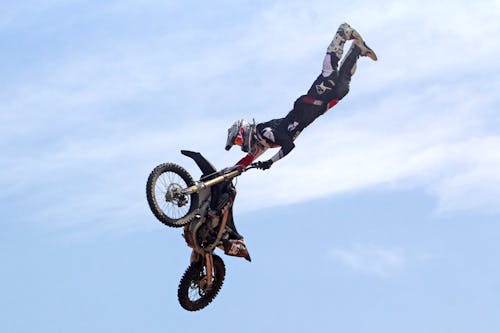 Persona Con Motocicleta Bajo Un Cielo Azul