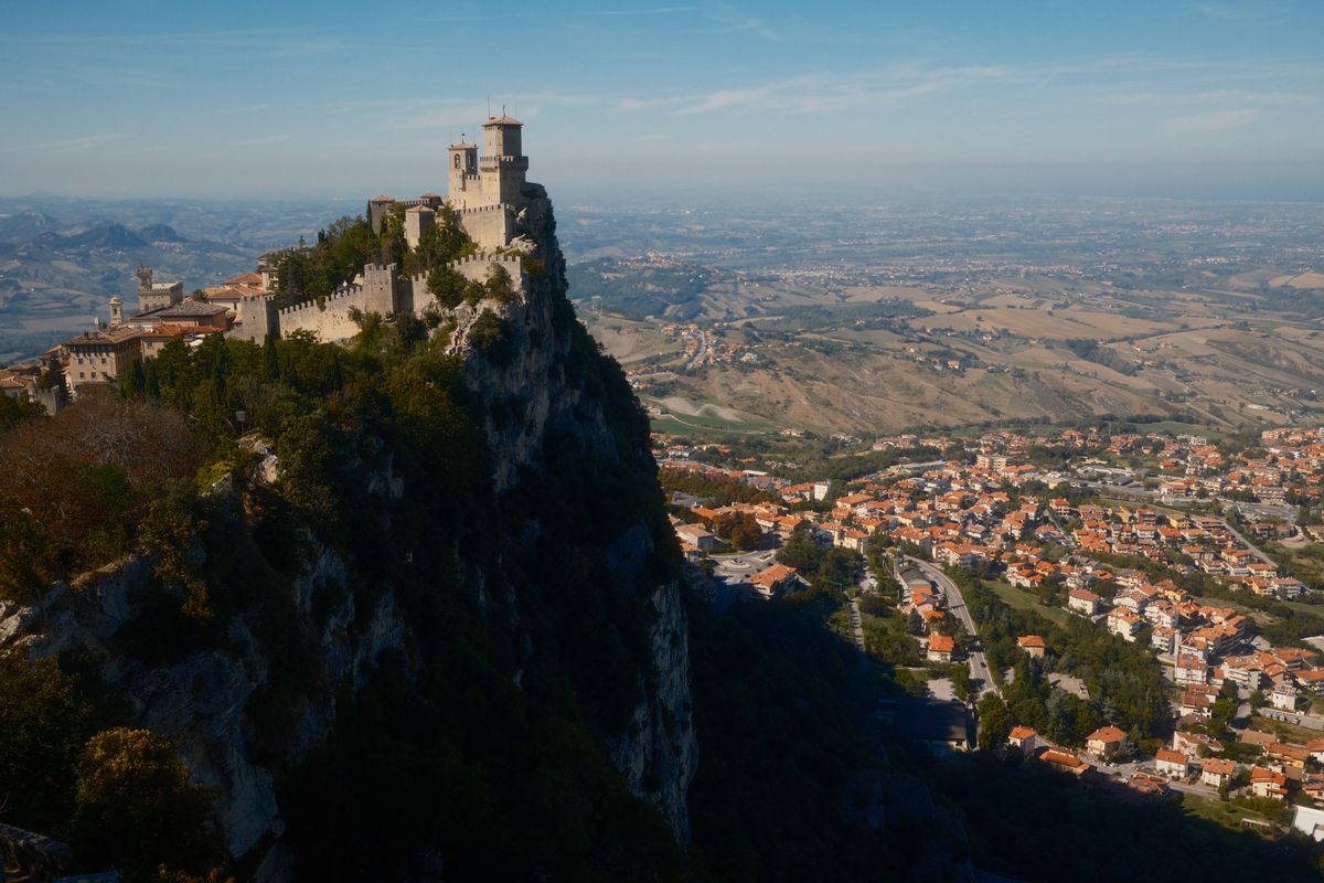 Prima Torre Guaita văzută de pe creasta dinspre Cesta, cu Borgo Maggiore în vale