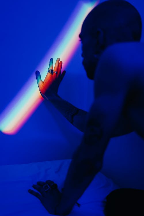 Foto De Hombre Tocando La Pared Con Colores Del Arco Iris