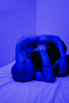 在蓝色灯光下，一个男人表达着深刻的情感和孤独，突出了精神卫生的主题