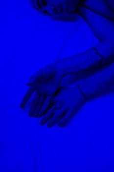 一张蓝色调的照片中，一位有纹身的男性躺卧着，神情忧郁，象征着精神卫生