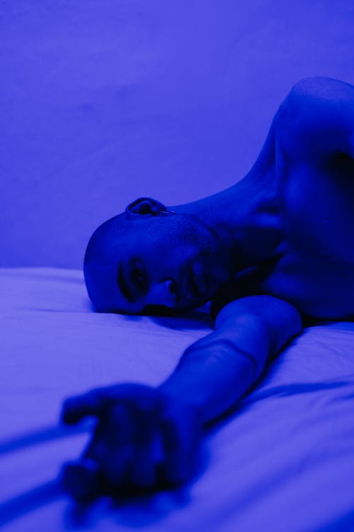 бесплатная Фотография человека, лежащего на кровати Стоковое фото