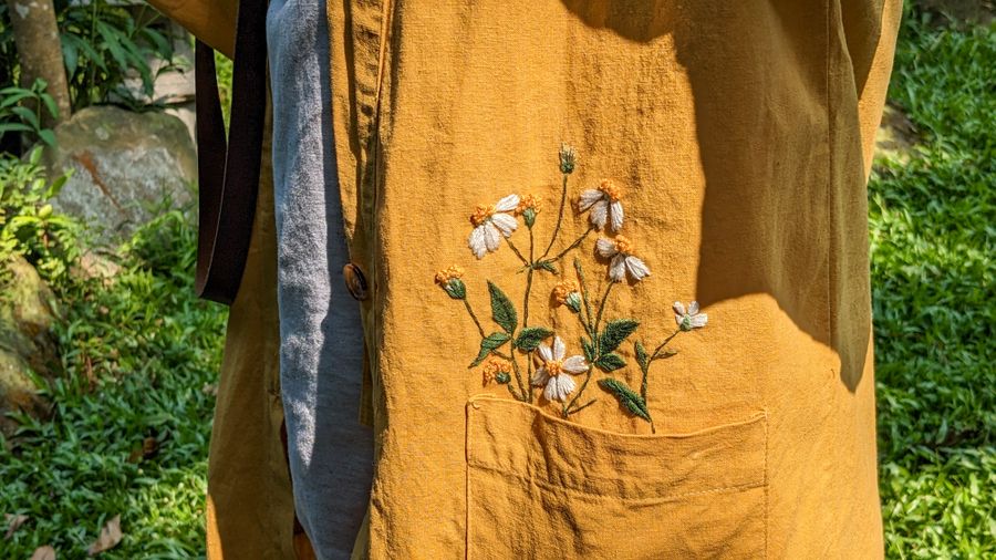 Pocket Bloom Apron with floral pocket embroidery