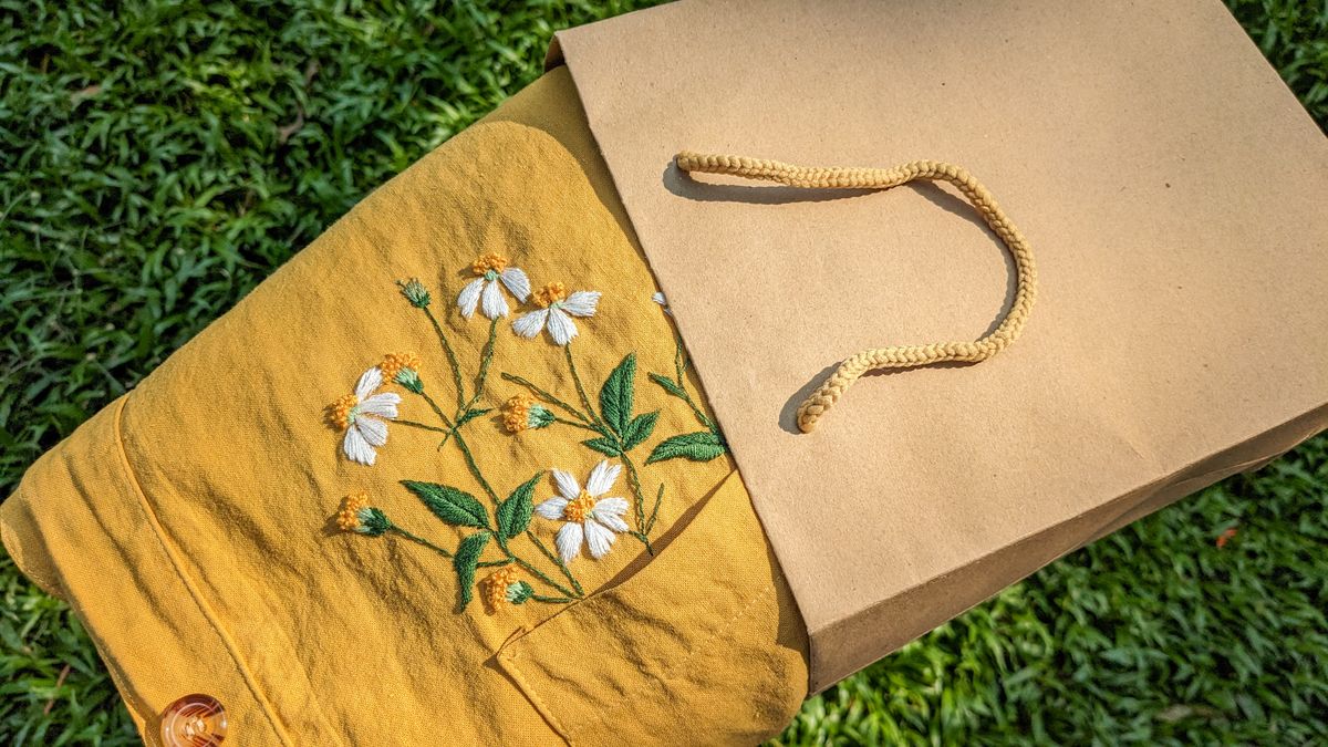 Handgefertigtes florales Stickmuster auf einem Hemd