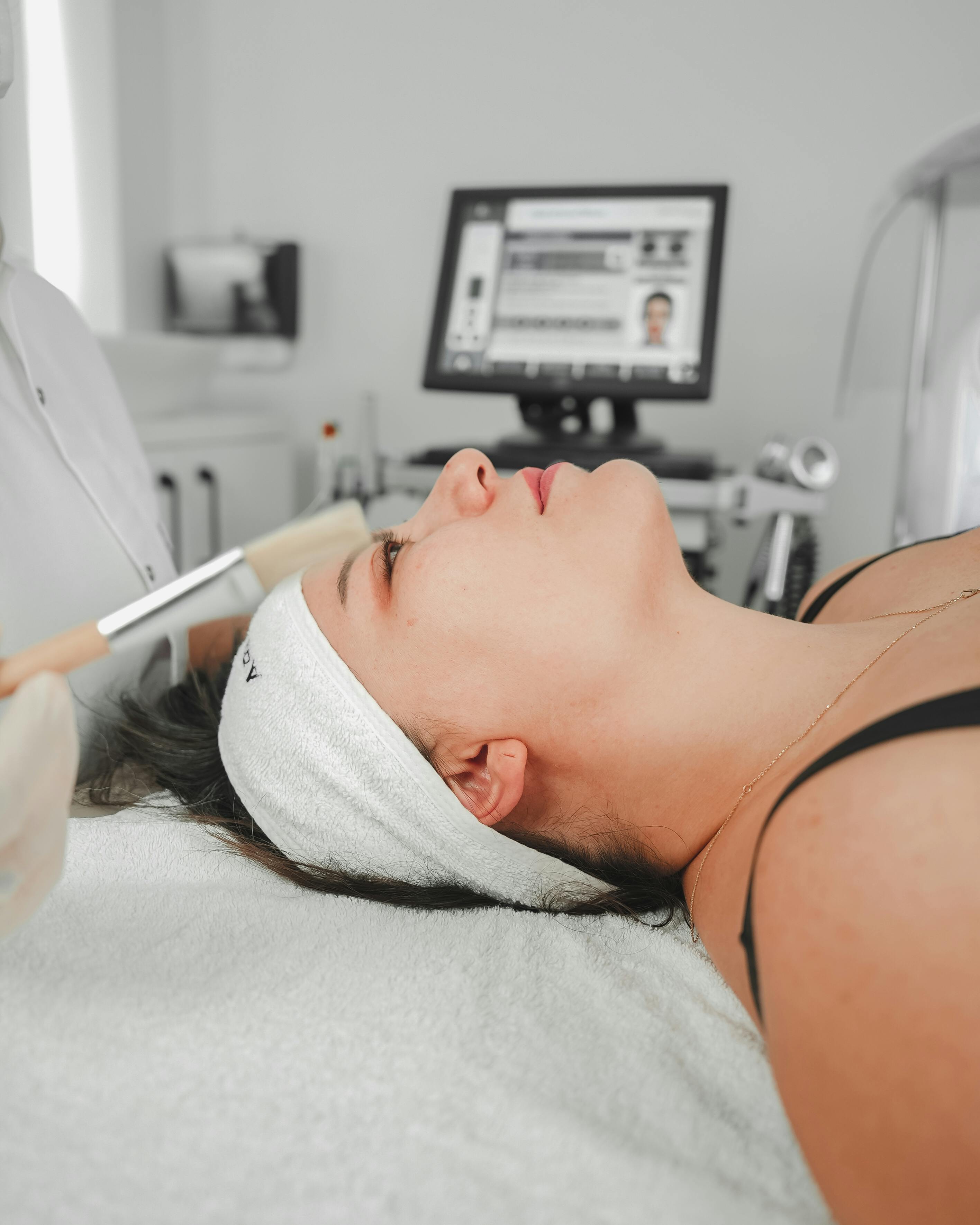 Professional skincare treatment at a clinic in Istanbul, Türkiye.