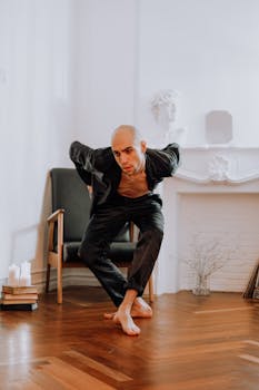 一位男舞者身着黑色服装，在时尚的房间里摆姿势