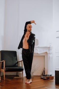 在现代室内环境中，一位男性舞者摆出现代姿势，展现出风格与优雅