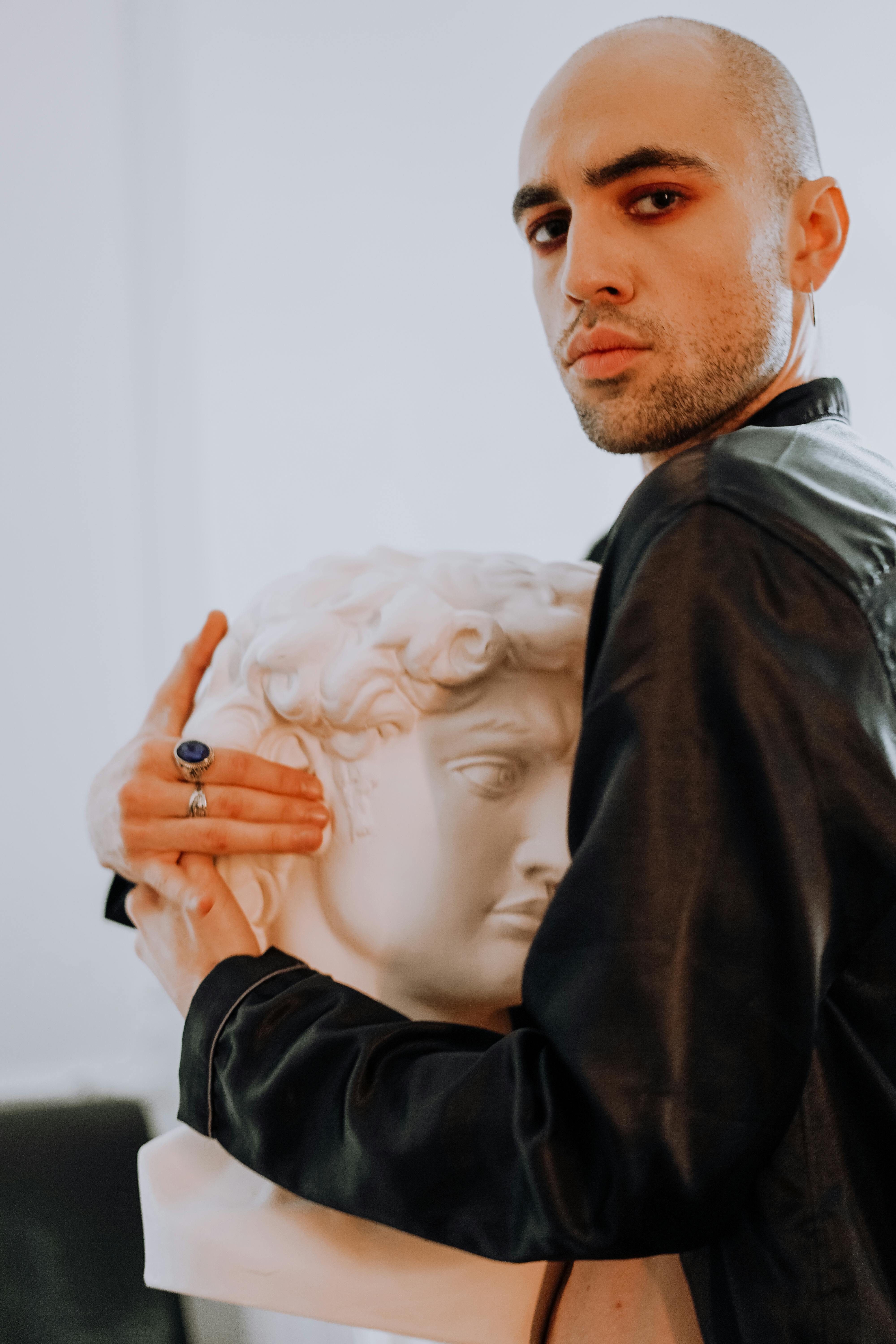 What does it mean when a guy hugs around your waist?