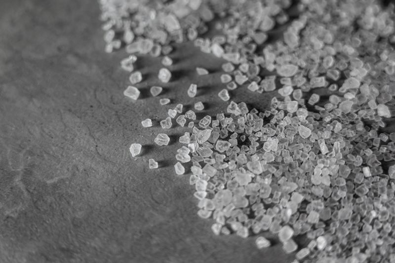 Primer plano macro de cristales blancos de sal marina