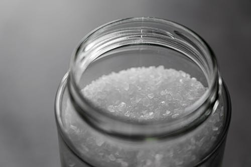 鹽在玻璃罐子裡的照片