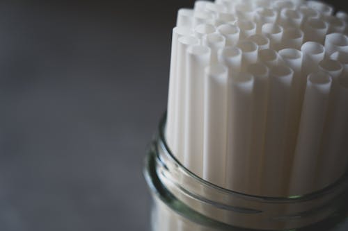 Free Close-Up Photo of White Drinking Straws Stock Photo