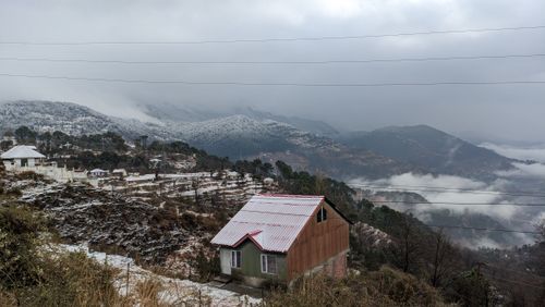 Free Scenic view of a snowy mountain village in Himachal Pradesh, India. Stock Photo