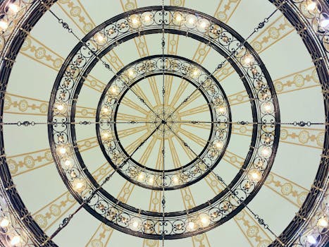 吉达室内华丽的圆形枝形吊灯照亮了空间