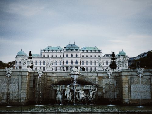 Free Elegant view of Vienna's Belvedere Palace and fountain showcasing Baroque architecture. Stock Photo