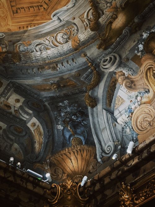 Free Captivating baroque ceiling with rich, intricate designs and lavish artistry. Stock Photo