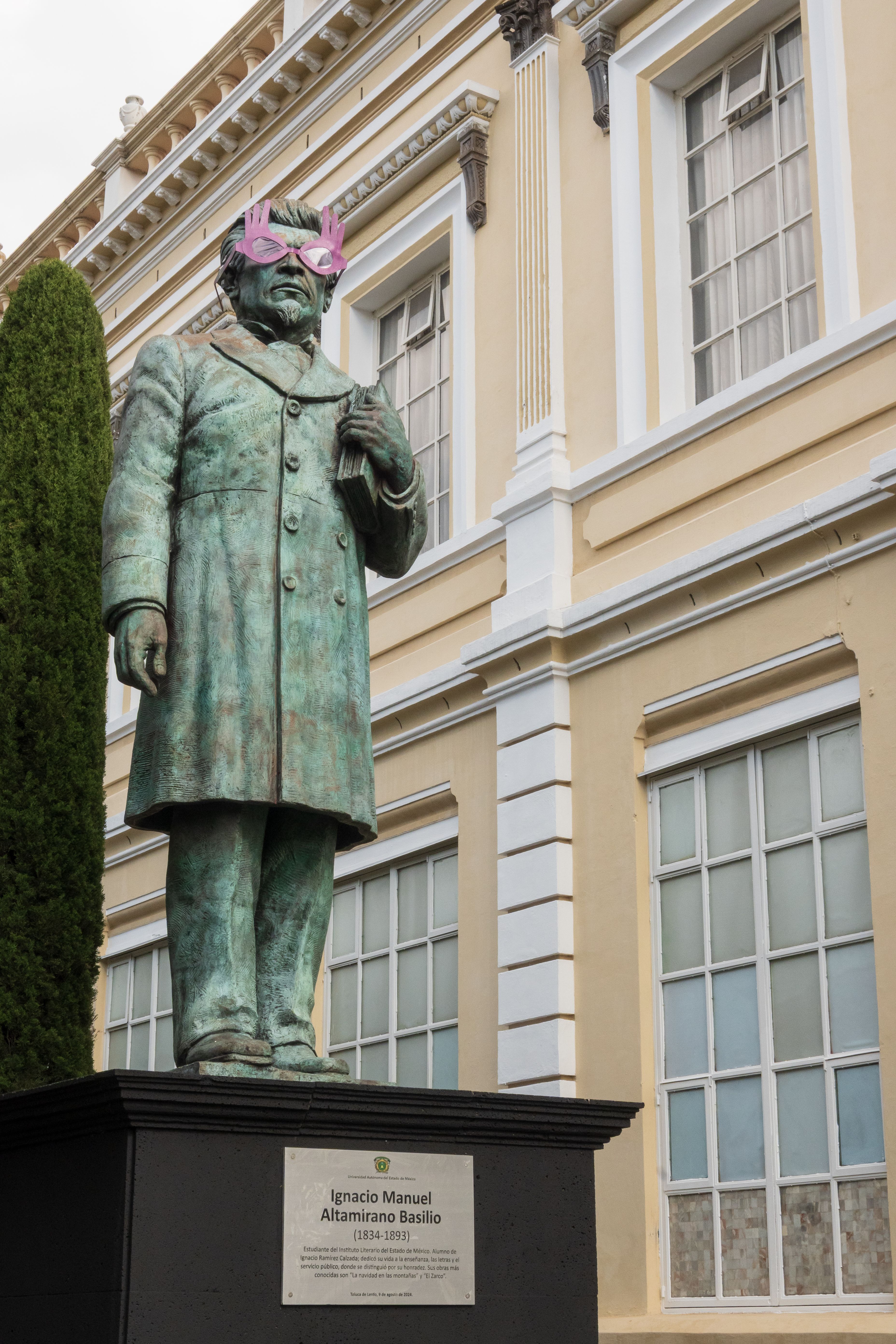 Bronze statue in Toluca de Lerdo, Mexico, featuring Ignacio Manuel Altamirano.