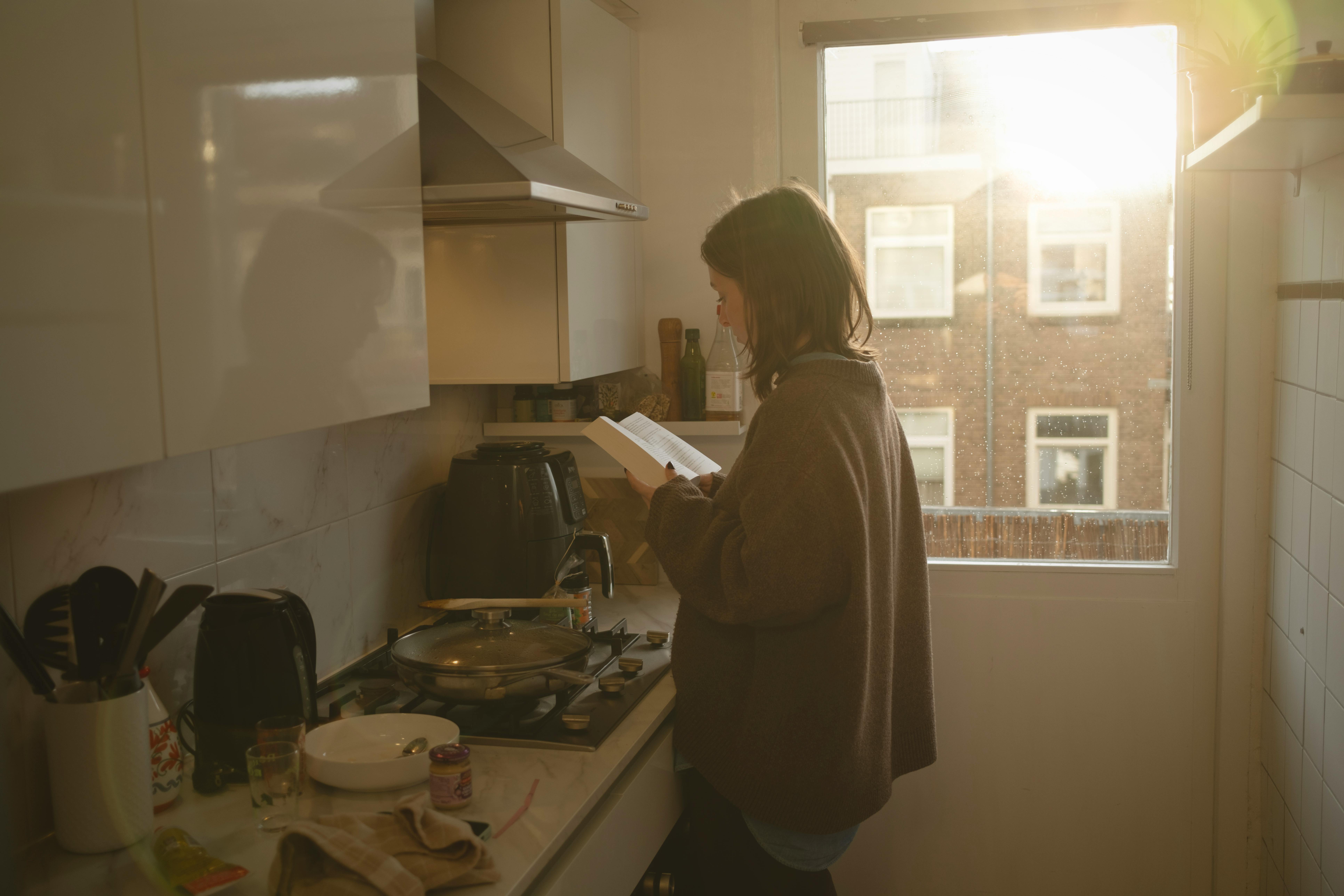 household budgeting Frugality & household money — Photo by Thomas  balabaud on Pexels