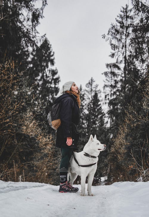 Foto De Mulher Ao Lado De Um Cachorro Branco