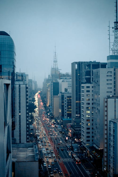 O Trânsito de São Paulo é um dos mais desafiadores do mundo, marcado por congestionamentos intermináveis e índices alarmantes de acidentes. Essa realidade é resultado de falhas culturais, como a falta de respeito às leis de trânsito, e de problemas sistêmicos, como a insuficiência de transporte público de qualidade e a má gestão da mobilidade urbana. A combinação de individualismo, pressa e infraestrutura deficiente agrava o cenário, tornando urgente a implementação de políticas públicas eficazes e campanhas educativas que promovam um trânsito mais seguro e humano.