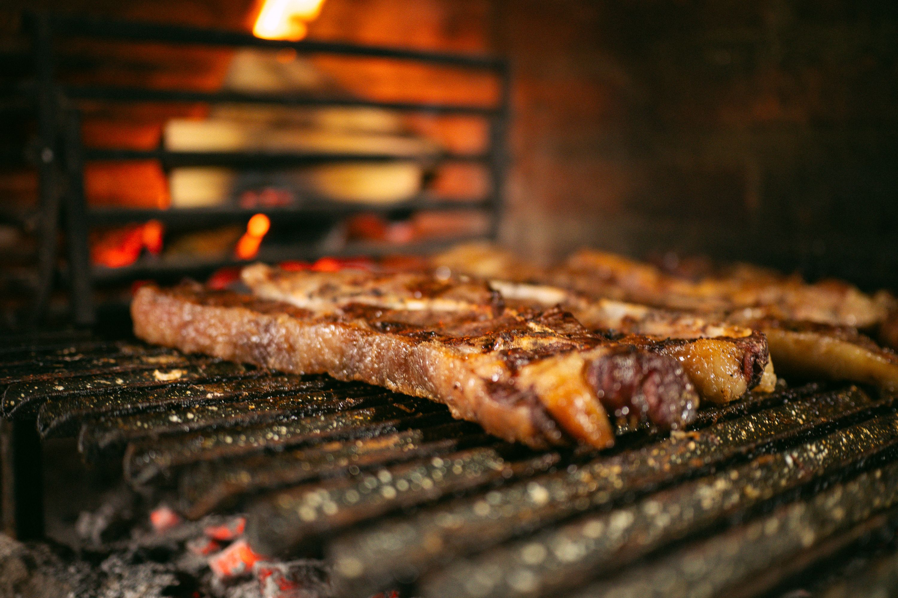Do básico ao braseiro: o que você precisa para começar a fazer churrasco hoje