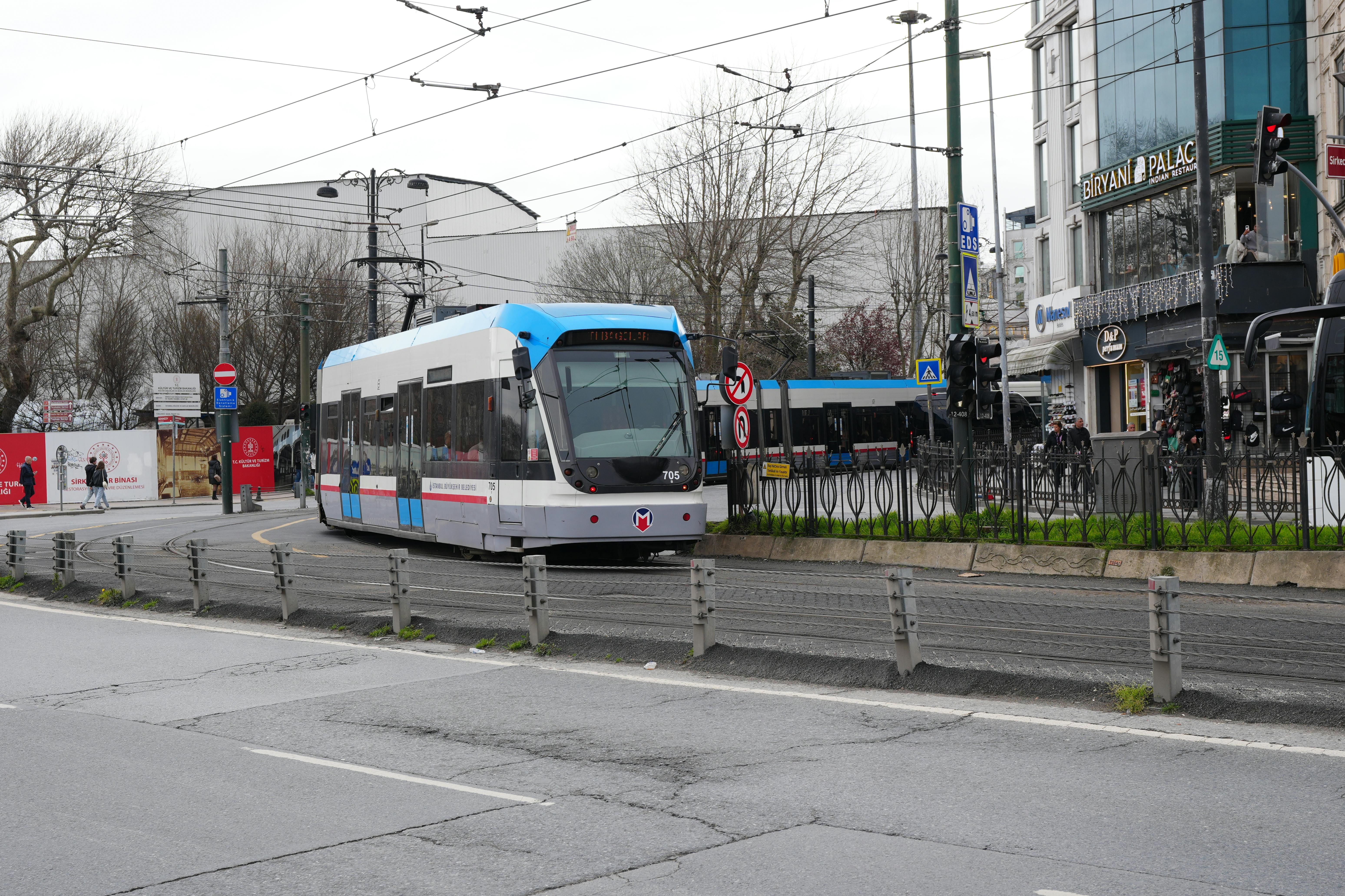 Trafic restricționat pe Dinicu Golescu după prăbușirea unui lift