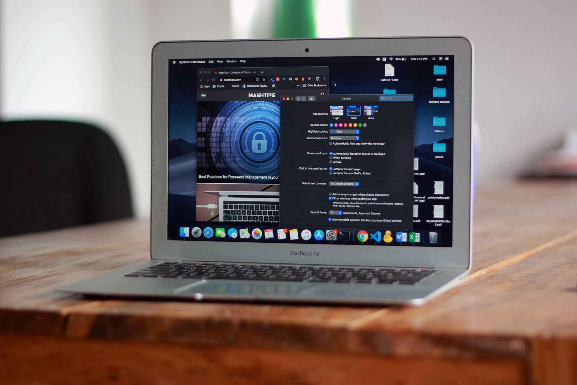 Computadora portátil abierta sobre un escritorio con un navegador web en la pantalla