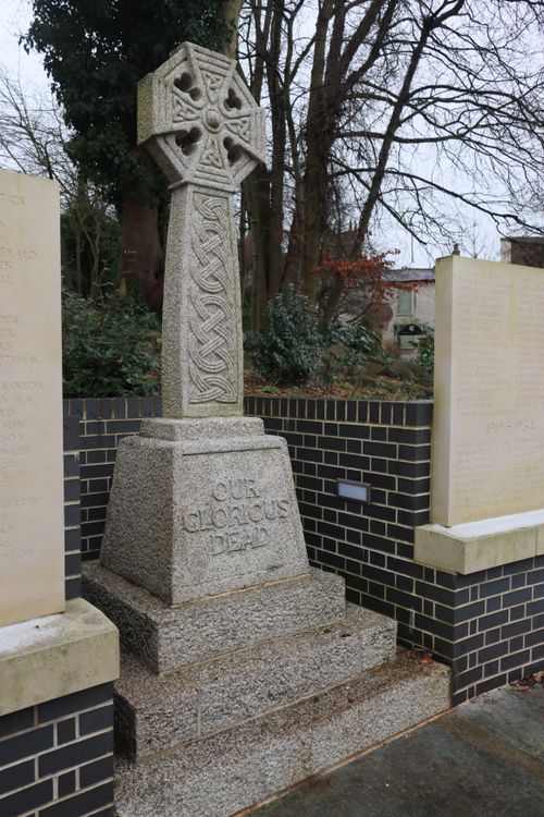 Free Celtic cross war memorial in an English cemetery, honoring the fallen. Stock Photo