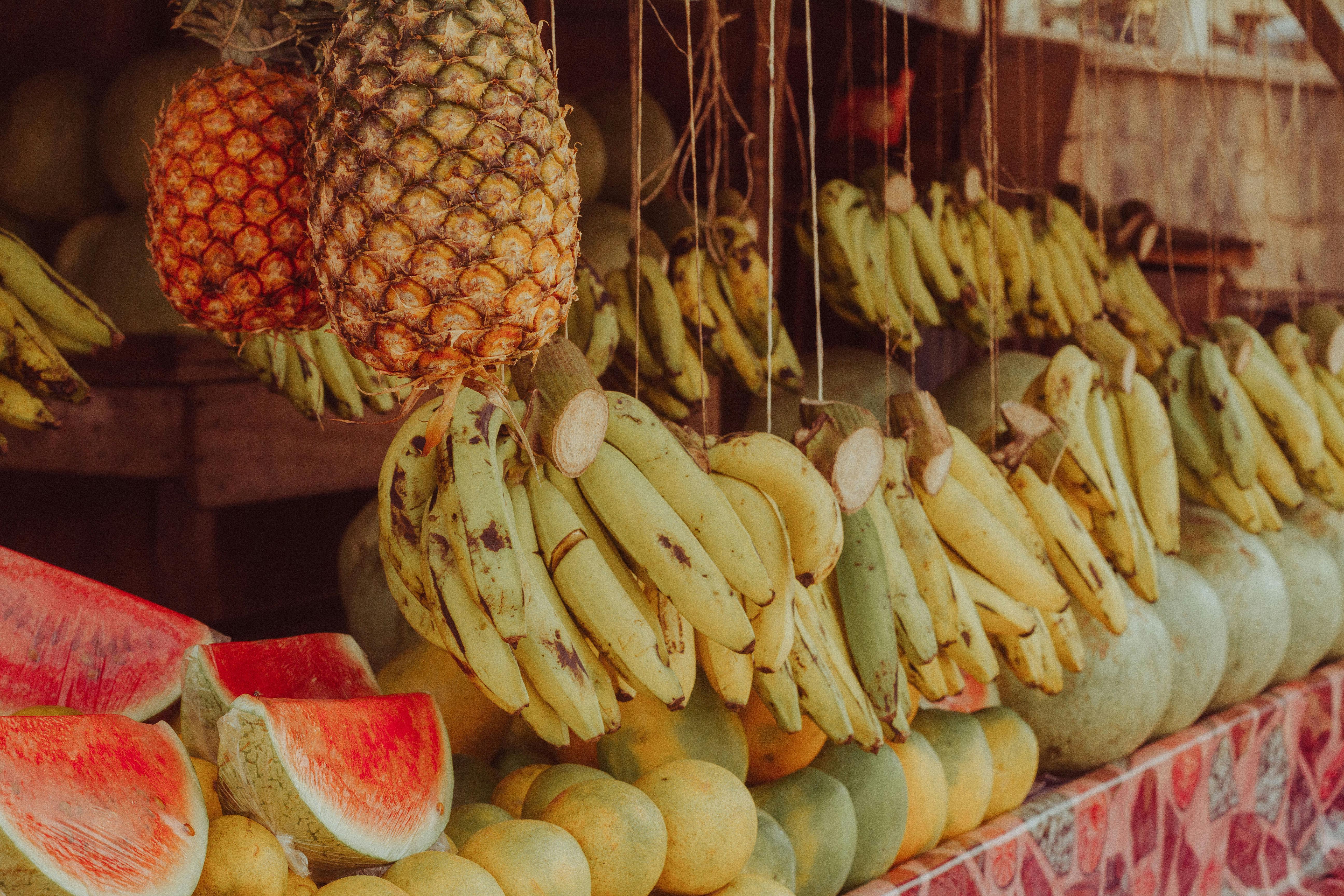 Marché de fruits tropicaux en Afrique de l'Ouest – bananes, ananas, pastèques