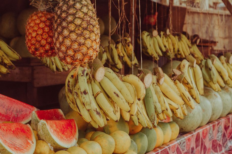 Tropisch fruit op oude houten keukentafel. Tropisch fruit op oude houten keukentafel.