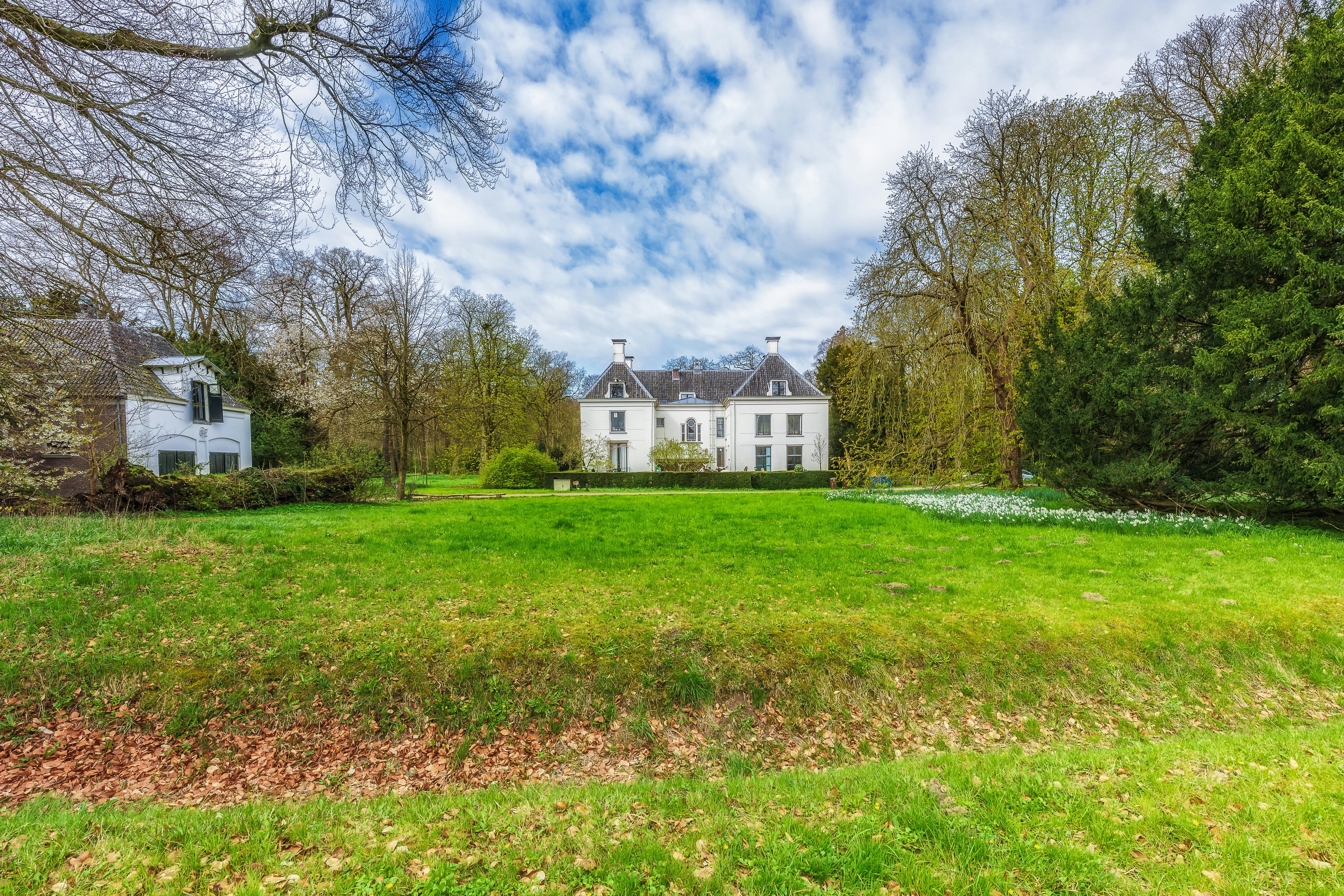 Ultra-luxe moderne villa met wijnkelder en sportschool