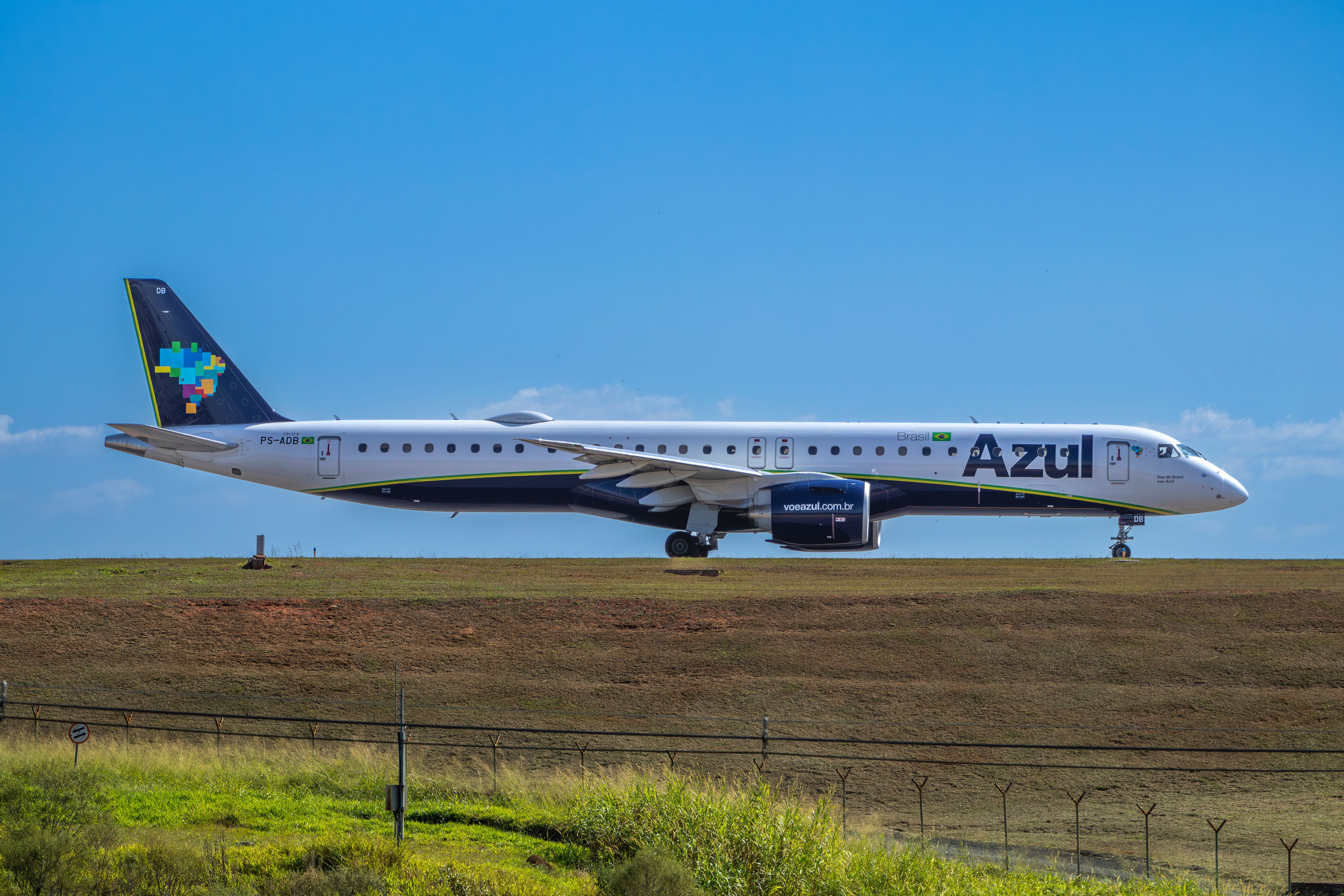Spirit Airlines ceases operations: Major disruption hits budget travel market - FOX 9 Minneapolis — Photo by Matheus Figueire