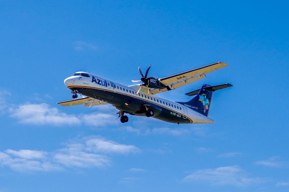 アズール航空のATR 72-600型機が、澄み切った青空を背景に飛行している。