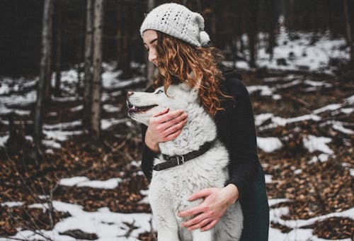 彼女の犬を抱きしめる女性
