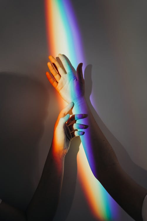 虹色の人の手