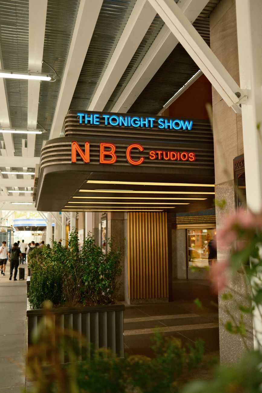 Uitzicht op de beroemde ingang van de NBC Studios in New York City, met het bord 'The Tonight Show'.