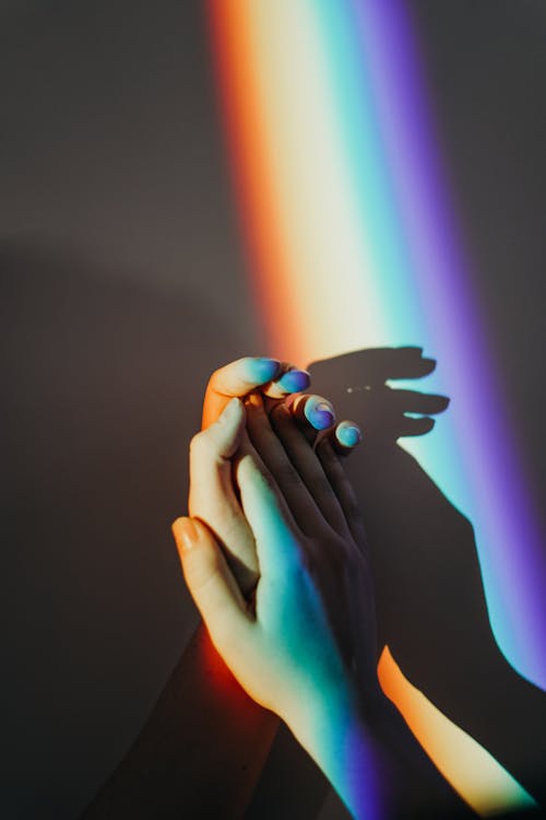 人的手与彩虹的颜色
