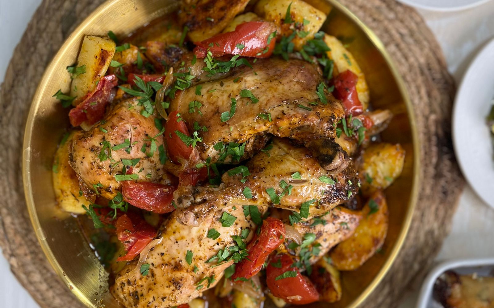 Foto de Frango mediterrâneo com azeitonas e batatas assadas