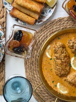 Poulet au safran, aux raisins secs et aux pignons de pin