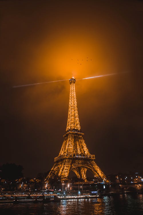 Torre Eiffel Durante La Noche En ángulo Bajo