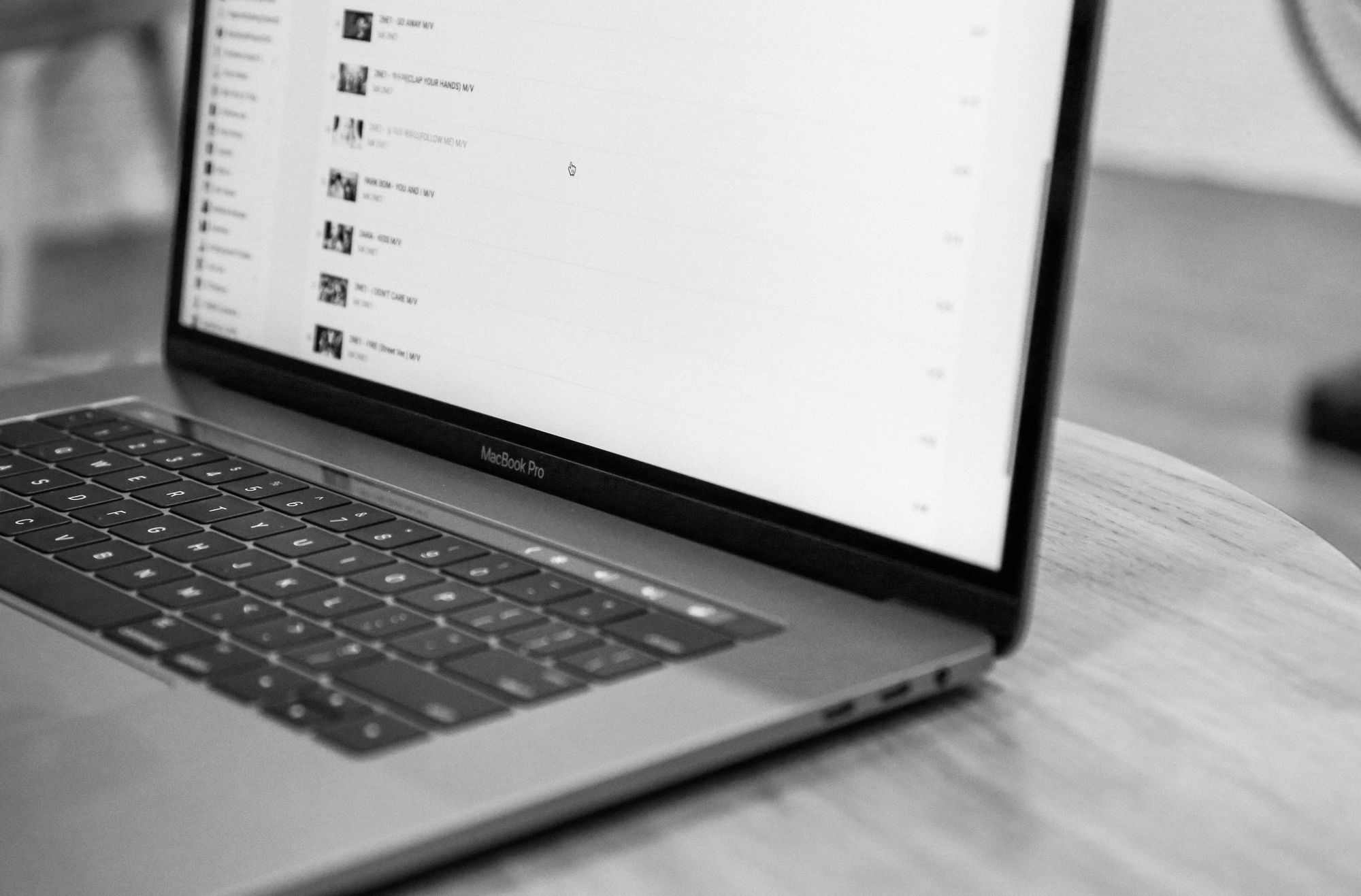 Laptop MacBook Pro abierta sobre un escritorio de madera