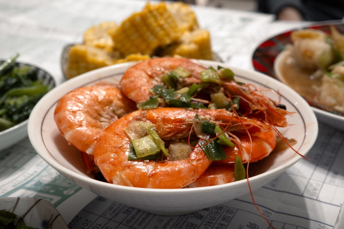 Plate of seasoned Fujian-style shrimp garnished with spring onion, a Xiamen seafood staple