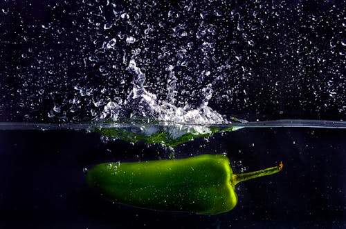 Free Green Bell Pepper in Water Stock Photo