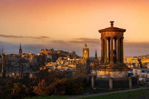 De franc Impressionant posta de sol del paisatge urbà d'Edimburg amb Calton Hill i arquitectura històrica. Foto d'estoc