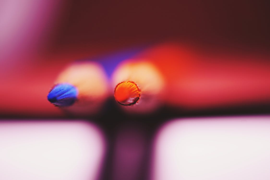 Photographie De Mise Au Point Sélective De Deux Crayons De Couleur Bleu Et Rouge