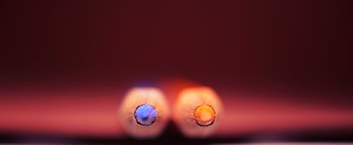 Photographie De Mise Au Point Sélective De Deux Crayons De Couleur Rouge Et Bleu