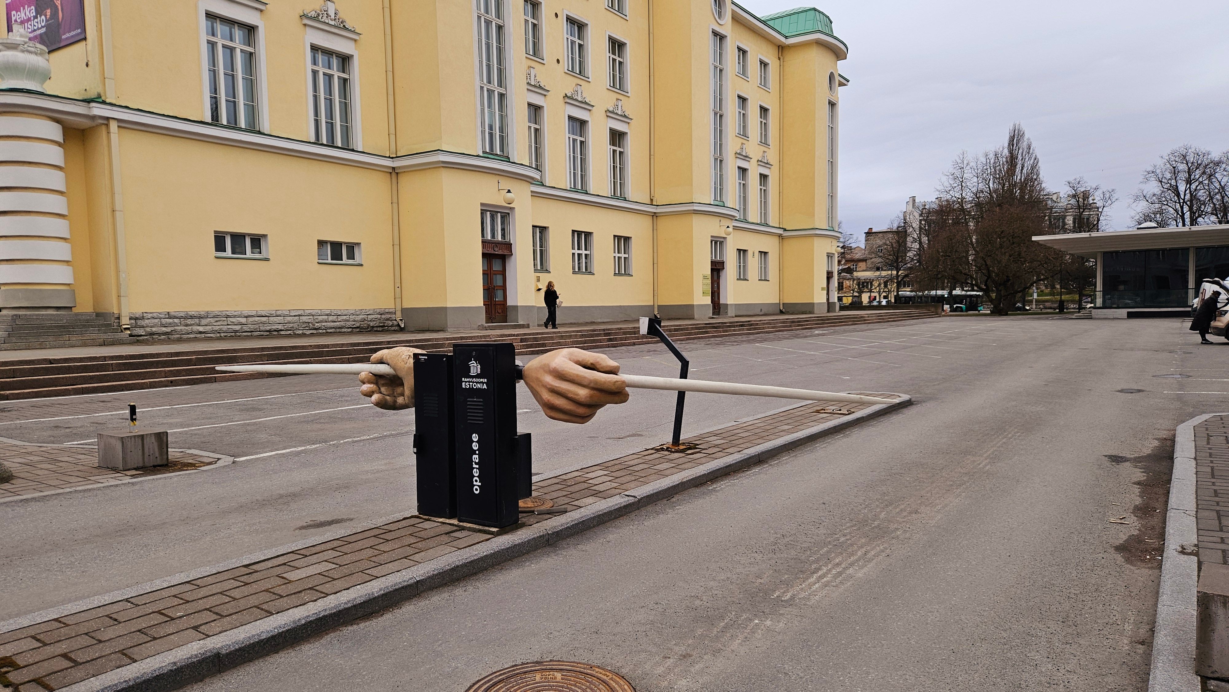 Gratis Skulptur af hænder, der holder en bar foran den estiske nationalopera i Tallinn, Estland. Lagerfoto