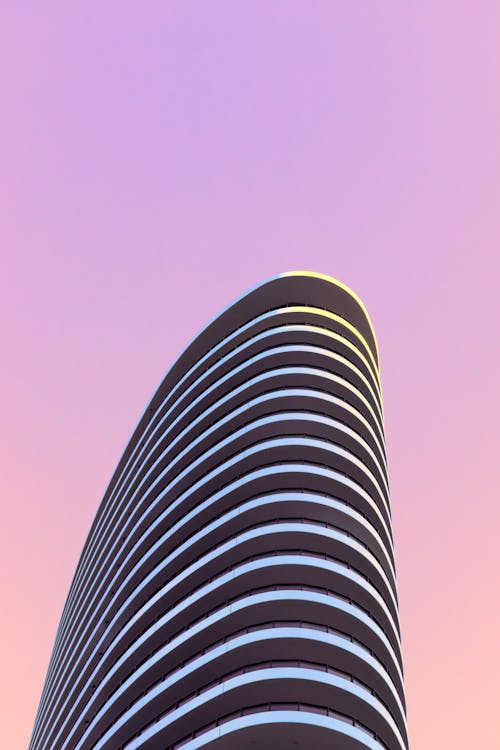 Low Angle View Of Bâtiment Rayé Blanc Et Noir