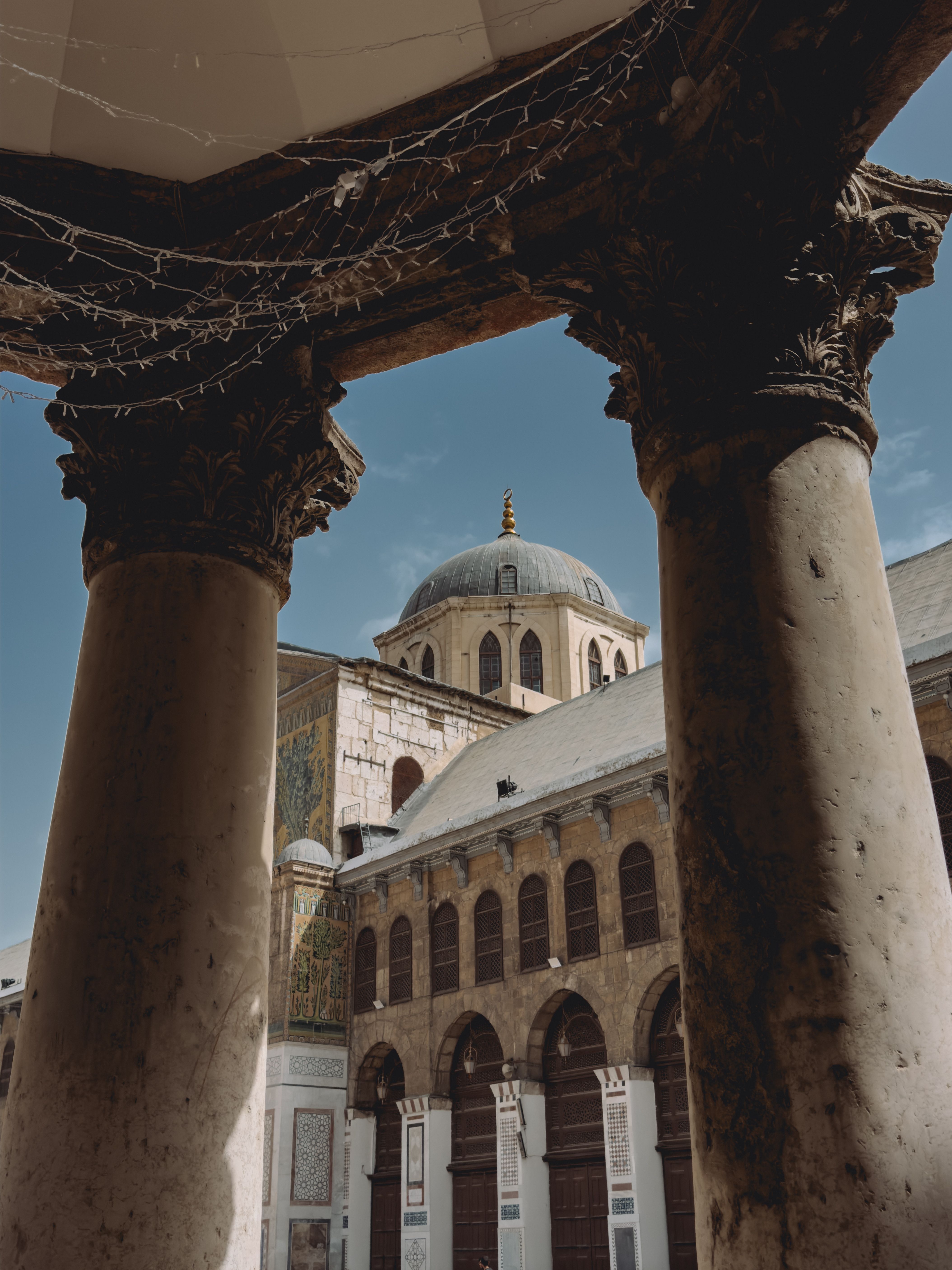Gratis Et udsyn over den historiske Umayyad-moské i Damaskus, der fremviser dens indviklede arkitektur. Lagerfoto