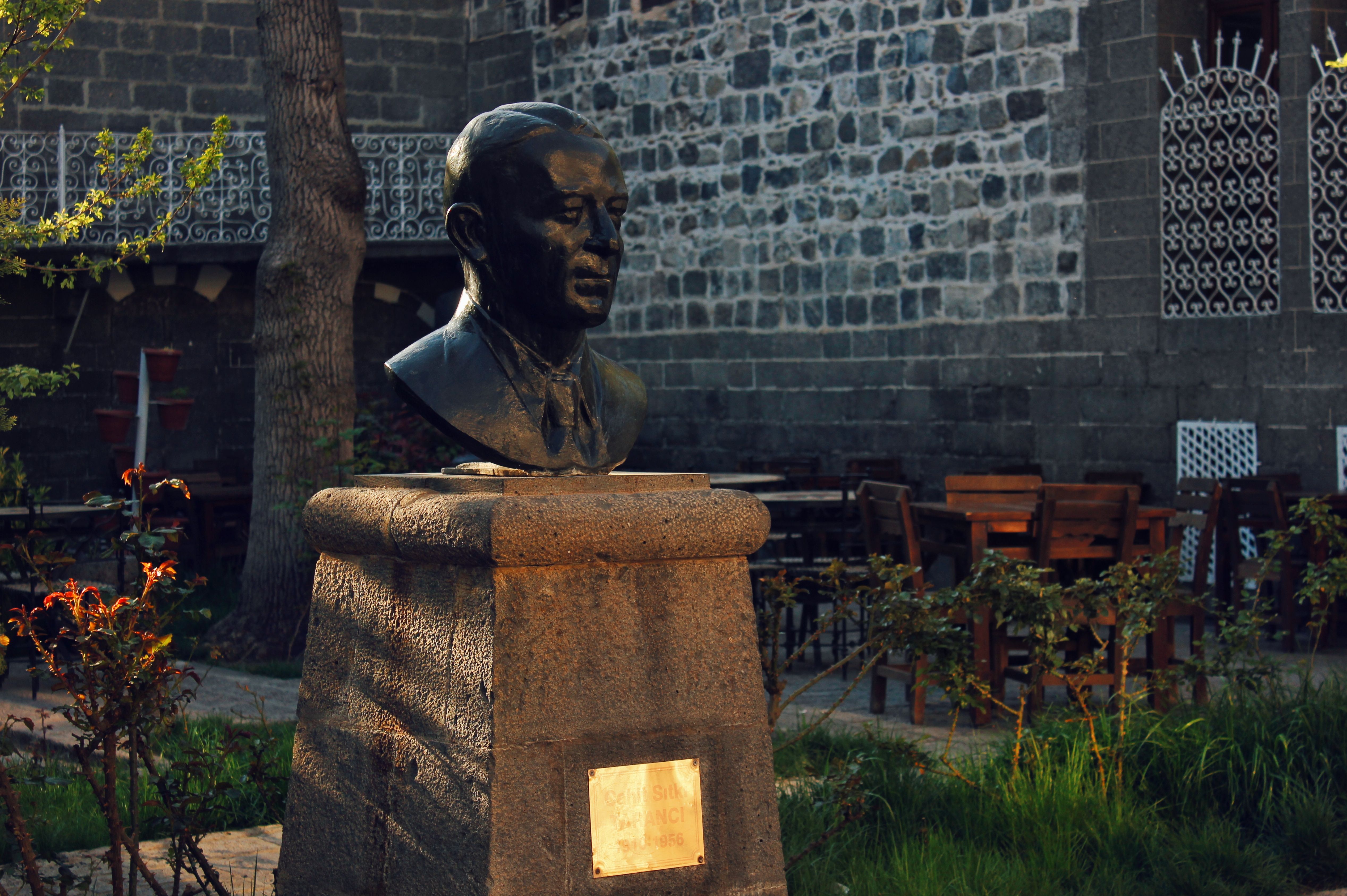 Estonya Ulusal Kütüphanesi avlusundaki bronz portre büst